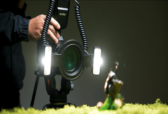 Built-In Modeling Lights for Easier Focusing