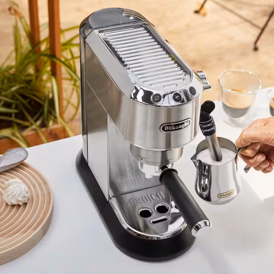 Manual milk frothing