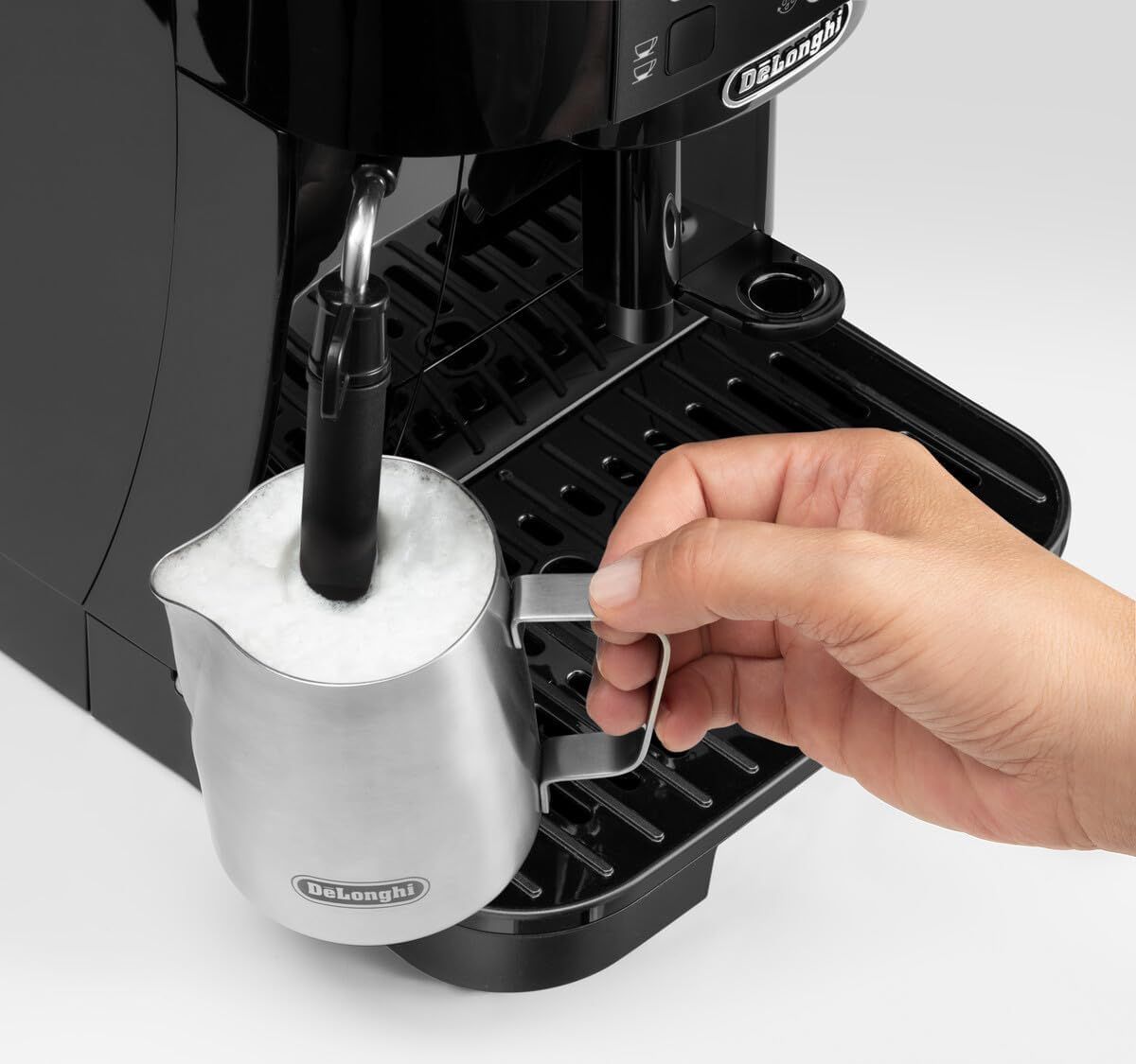 Prepare creamy milk foam