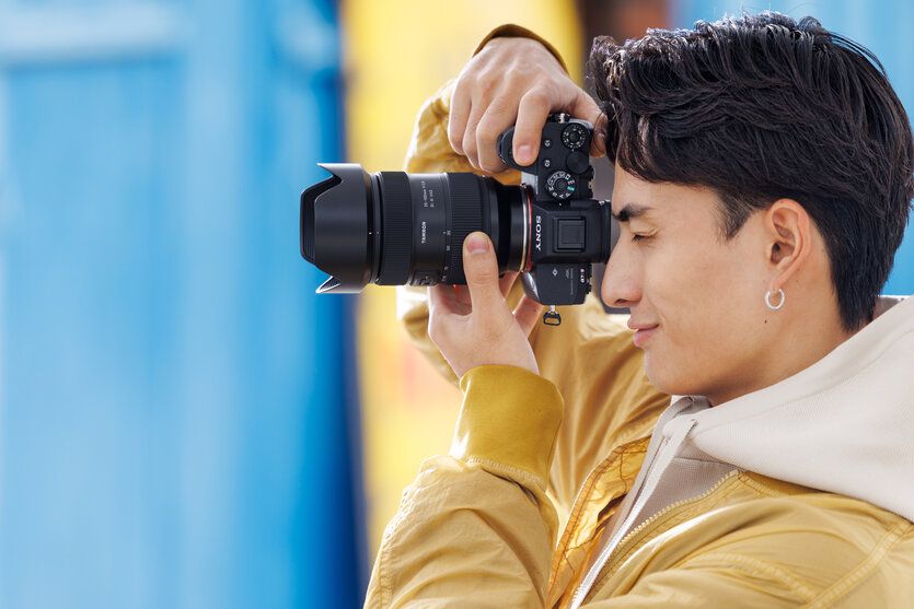 An Overwhelmingly Lightweight and Compact that Fits Right in the Palm of Your Hand ― Ideal for Travel Photography
