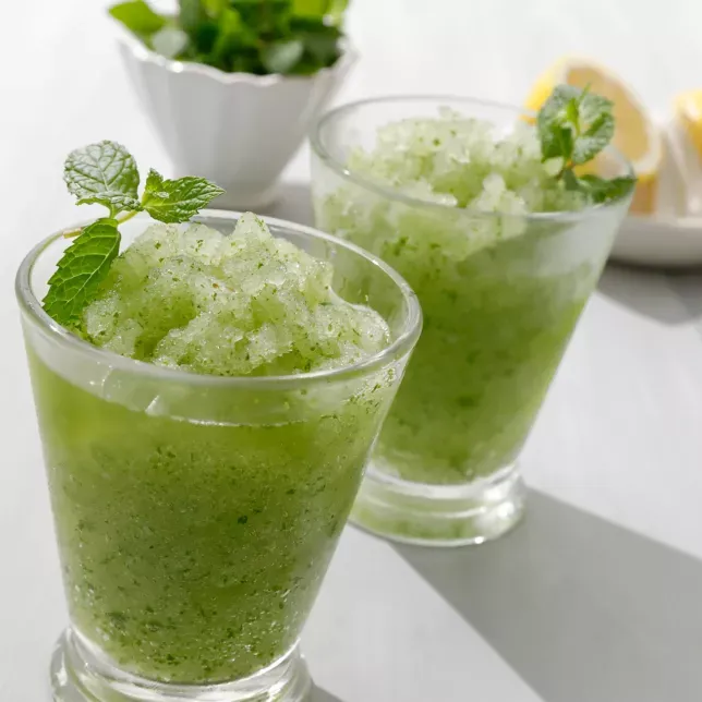 ثلج مجروش جيدًا للحصول على حلوى منزلية الصنع صحية