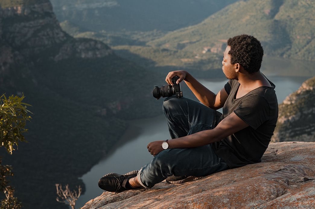 Capture dynamic images with a fast-aperture ultra wide-angle zoom lens
