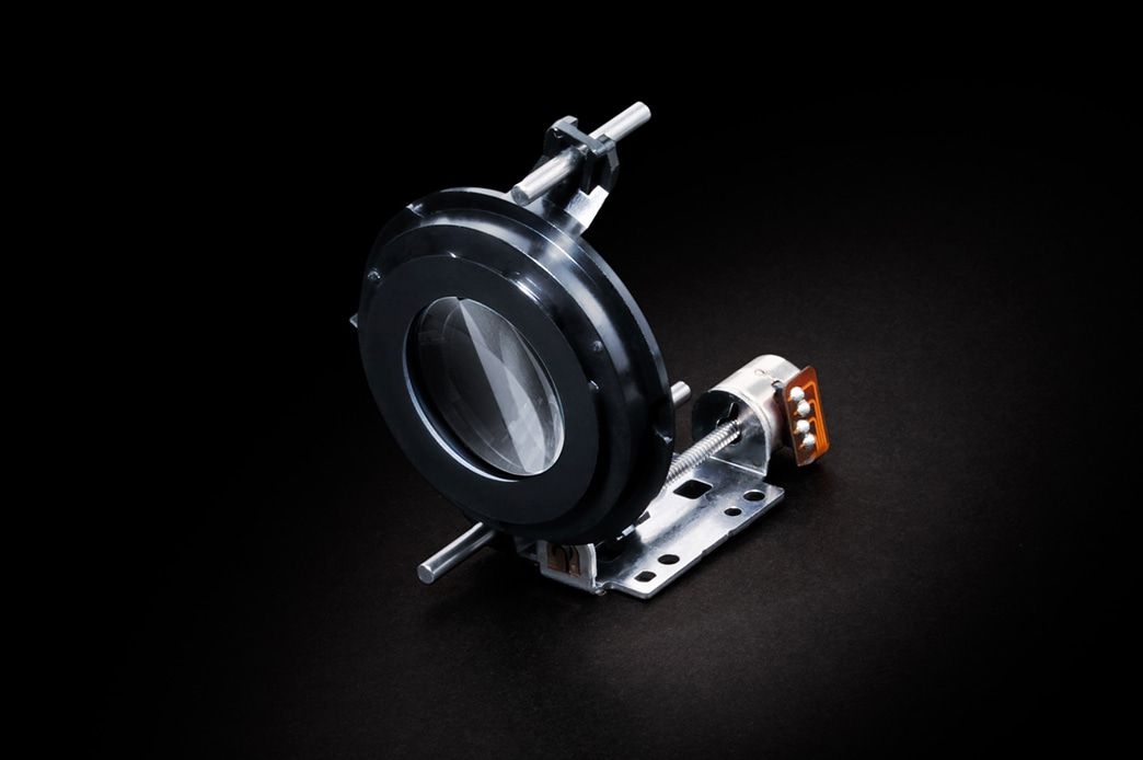 High performance RXD (Rapid eXtra-silent stepping Drive) autofocus operates quietly and accurately captures subjects when shooing both still and video