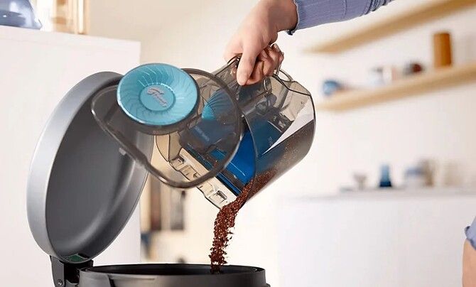 Dust container designed for hygienic emptying with one hand
