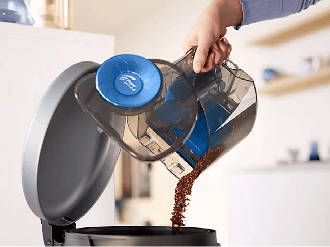 Dust container designed for hygienic emptying with one hand